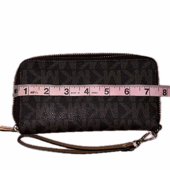 Micheal Kors Monogram Wallet - Picture 5 of 6